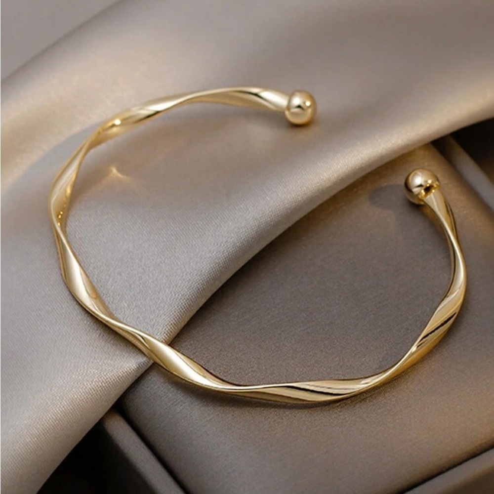 Elegant Gold-Tone Bangle Bracelet